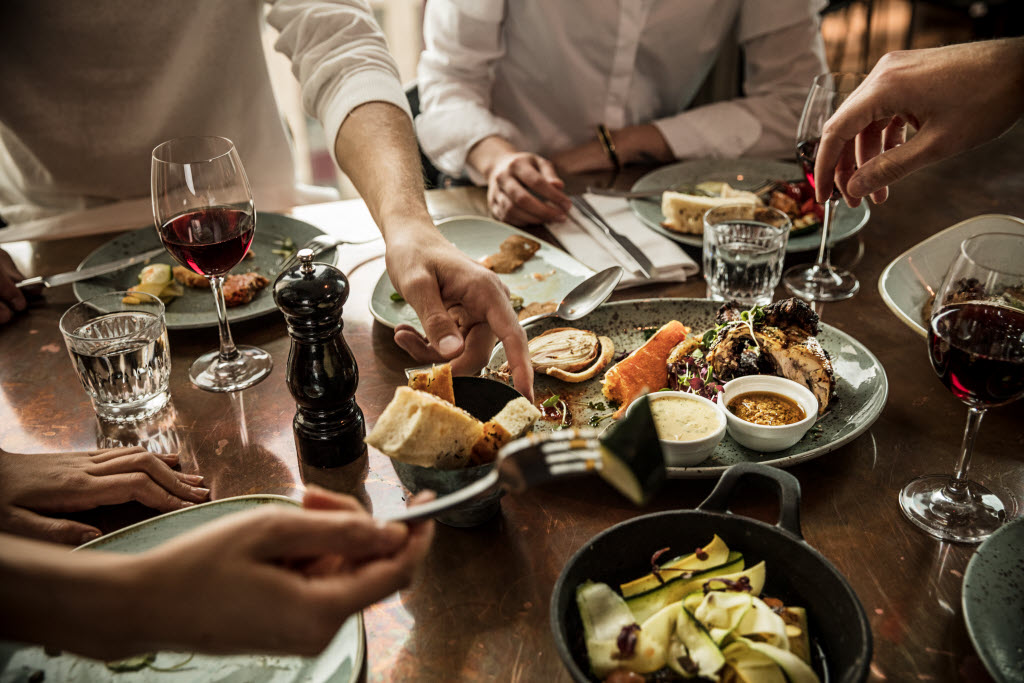 Urheberrecht: Linda Alfvegren
Friends having dinner